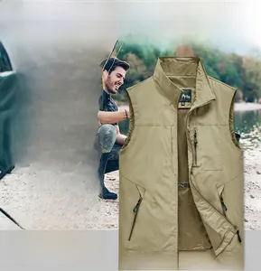 Détail du gilet outdoor kaki avec poches zippées et doublure en maille respirante