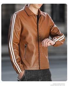 Detail der schmal geschnittenen braunen Lederjacke mit weißen Ärmelstreifen und Zippern
