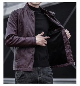 Détail de la veste en cuir PU bordeaux avec col montant et coutures précises