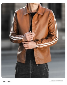 Detail einer braunen Lederjacke mit weißen Rennstreifen an den Ärmeln und Hemdkragen