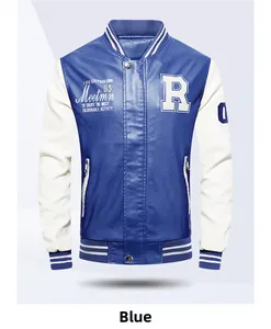 Dettaglio della giacca varsity in PU blu con toppa lettera R e colletto a coste a righe