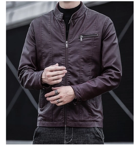Détail d'une veste en cuir bordeaux avec coutures verticales et fermeture éclair métallique