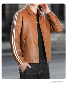 Detail der braunen PU-Lederjacke mit Revers und weißen Streifen an den Ärmeln