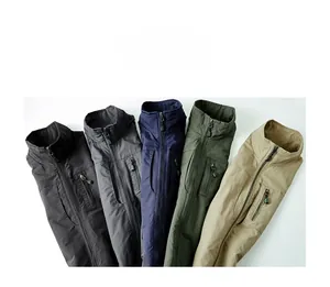 Détail du gilet présentant plusieurs couleurs et poches latérales avec fermeture