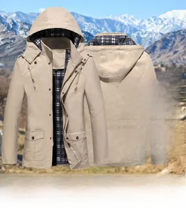 Détail de la veste en coton kaki avec capuche amovible et doublure à carreaux