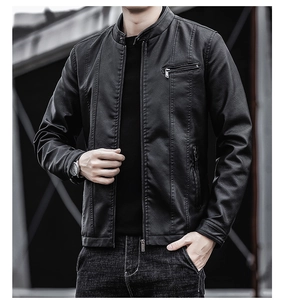 Détail de la veste en similicuir noir avec col montant et poches à fermeture éclair