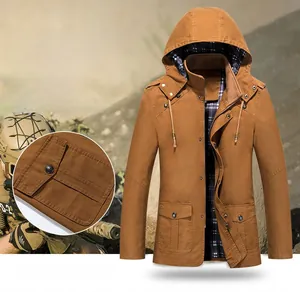 Détail de la poche boutonnée avec doublure à carreaux et capuche à cordon de serrage