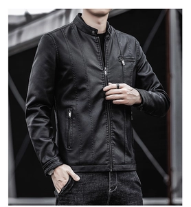 Détails d'une veste en similicuir noir avec col montant et coutures matelassées verticales