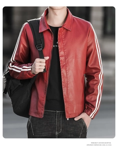 Detailaufnahme der roten Herren-Lederjacke mit sportlichen weißen Streifen am Ärmel