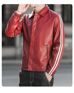Detail einer roten Kunstlederjacke mit weißen Ärmelstreifen und gerippten Bündchen