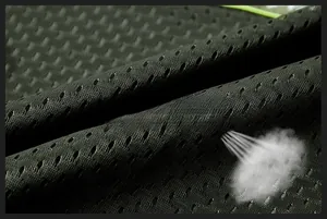 Gros plan sur le tissu en maille respirant montrant la ventilation du gilet de sport