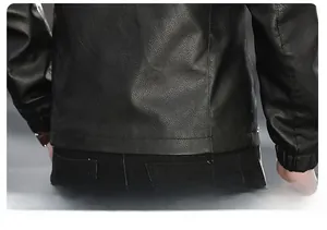 Detailaufnahme der Herren-Lederjacke mit Lychee-Struktur und hinterer Saumnaht