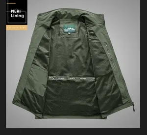 Détail du gilet d'extérieur vert armée montrant la doublure en maille respirante