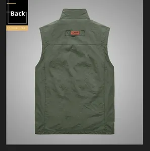 Vue arrière du gilet de plein air vert armée à séchage rapide avec col montant
