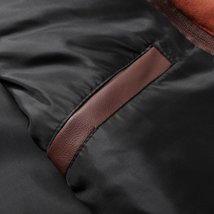 Slim-Fit PU-Lederjacke für Herren mit schwarzem Futter und braunem Innentaschen-Detail
