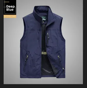 Détail de la veste d'extérieur bleu foncé avec col montant, doublure filet et poches zippées