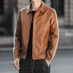 Herren Slim Fit Kunstlederjacke in Braun mit weißen Streifen am Ärmel und Hemdkragen