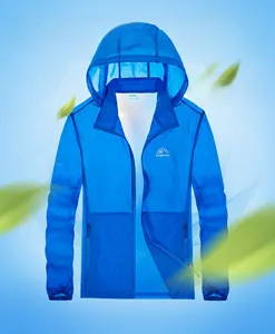 Detail der atmungsaktiven leichten Textur und Reißverschluss der blauen Windjacke