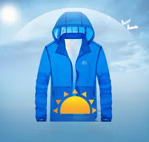 Detailansicht der blauen UV-Sonnenschutzjacke mit Kapuze und Berg-Logo auf dem Stoff