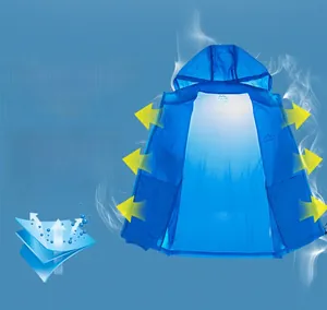 Atmungsaktive blaue Outdoor-Sonnenschutzjacke mit Kapuze, leichtem Stoff und Berg-Logo