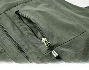 Détail de la poche zippée sur gilet d'extérieur vert militaire avec tirette SPORTS