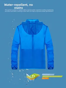 Detail der hellblauen wasserfesten Sonnenschutzjacke mit Logo und Wassertropfeneffekt