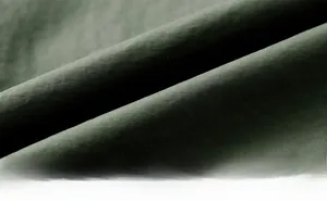 Macro d'un tissu imperméable vert foncé pour gilet d'extérieur fonctionnel