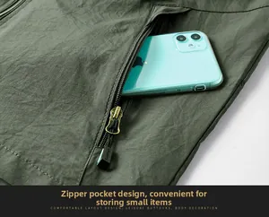 Vue détaillée de la poche zippée du gilet vert armée et texture du tissu froissé durable
