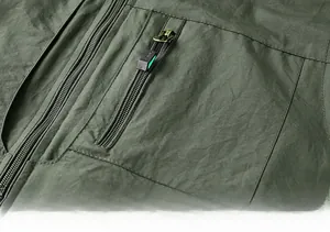 Vue macro détaillée de la poche zippée et de la texture du tissu du gilet vert olive
