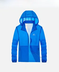Detail der blauen Sonnenschutzjacke für Herren mit Kapuze, Reißverschluss und Logo