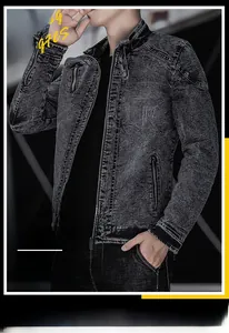 Détail d'une veste en jean gris vintage avec texture délavée et fermetures éclair argent