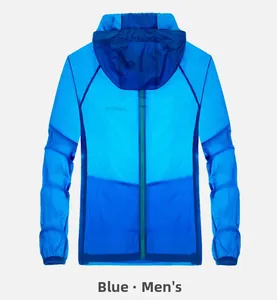 Detail der blauen atmungsaktiven Sonnenschutzjacke mit Kapuze und Rückenaufdruck