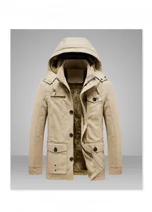 Détail d'une parka en coton kaki avec doublure en polaire marron et boutons métalliques
