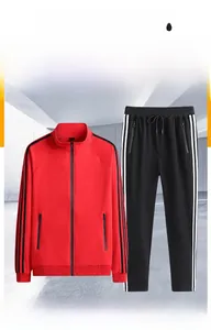 Détail de la veste rouge zippée et du pantalon noir avec trois bandes classiques