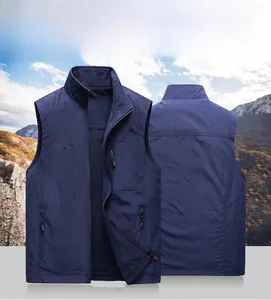Détail du gilet d'extérieur bleu marine avec logo de montagne brodé et poche zippée