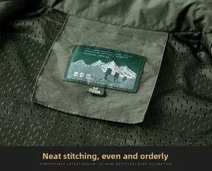 Détail macro de la doublure en maille respirante et de l'étiquette de la veste outdoor