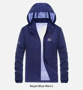 Detail der königsblauen Windjacke mit Kapuze, Berg-Logo und Reißverschlusstaschen-Design