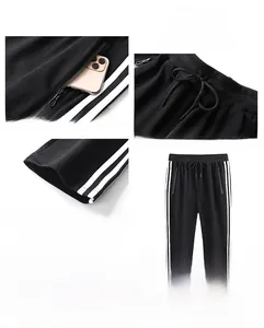 Détail de la taille élastique avec cordon de serrage et rayures blanches sur pantalon noir
