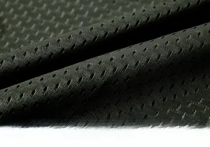 Vue macro de la doublure en maille hexagonale respirante sur un gilet séchage rapide