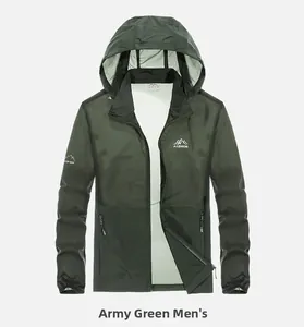 Detail der armeegrünen Herren-Sonnenschutzjacke mit Kapuze, Outdoor-Logo und Reißverschluss