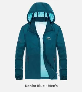 Detail der herren outdoor sonnenschutzjacke in denimblau mit modischen logos