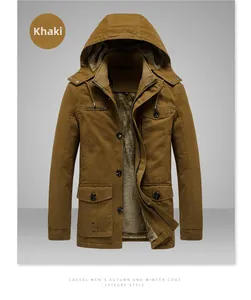 Détail de la doublure polaire épaisse et du tissu en coton résistant de la veste d'hiver