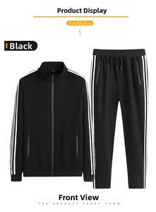 Détail d'un survêtement en coton noir avec bandes latérales blanches et poches zippées