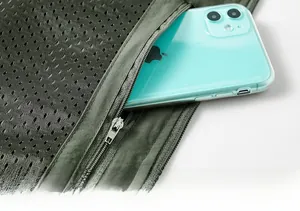 Détail de la doublure en maille et poche zippée sécurisée pour un smartphone