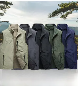 Détail de gilets d'extérieur en polaire avec col montant et poches zippées en couleurs