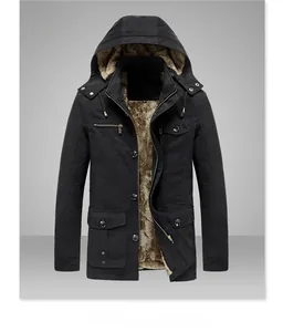 Détail d'une veste d'hiver noire avec doublure chaude en laine d'agneau marron et fermeture