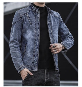 Détail de la veste en jean vintage montrant le col montant et la boucle métallique