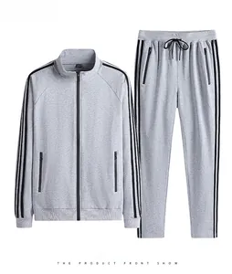 Détail de l'ensemble de sport gris pour hommes avec texture tricotée et bandes latérales