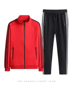 Détail de veste de sport rouge à col montant avec trois bandes noires et poches zippées