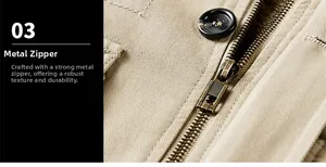 Détail de la fermeture éclair en bronze et du bouton en résine sur la veste en coton kaki